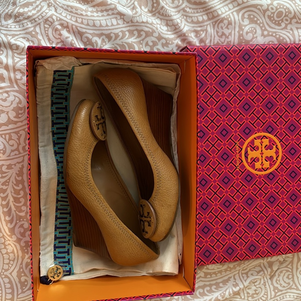 Used but in perfect condition, comes with box. No rips or stains